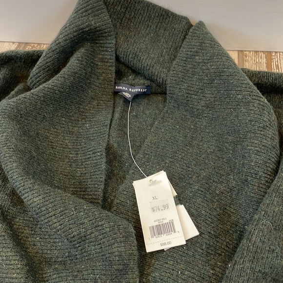 Banana Republic Sweater - Picture 2 of 5